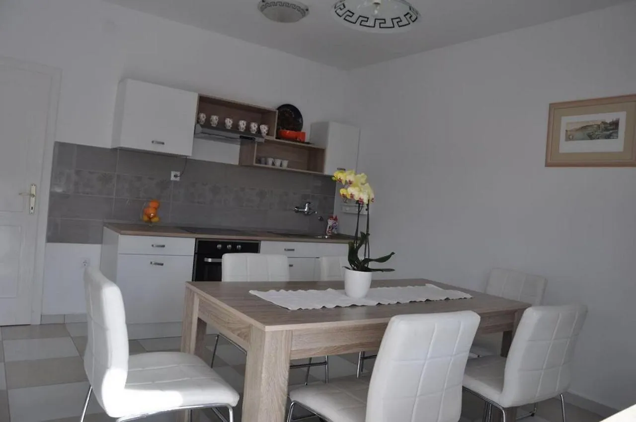 Apartments Maja Lopar 0*,